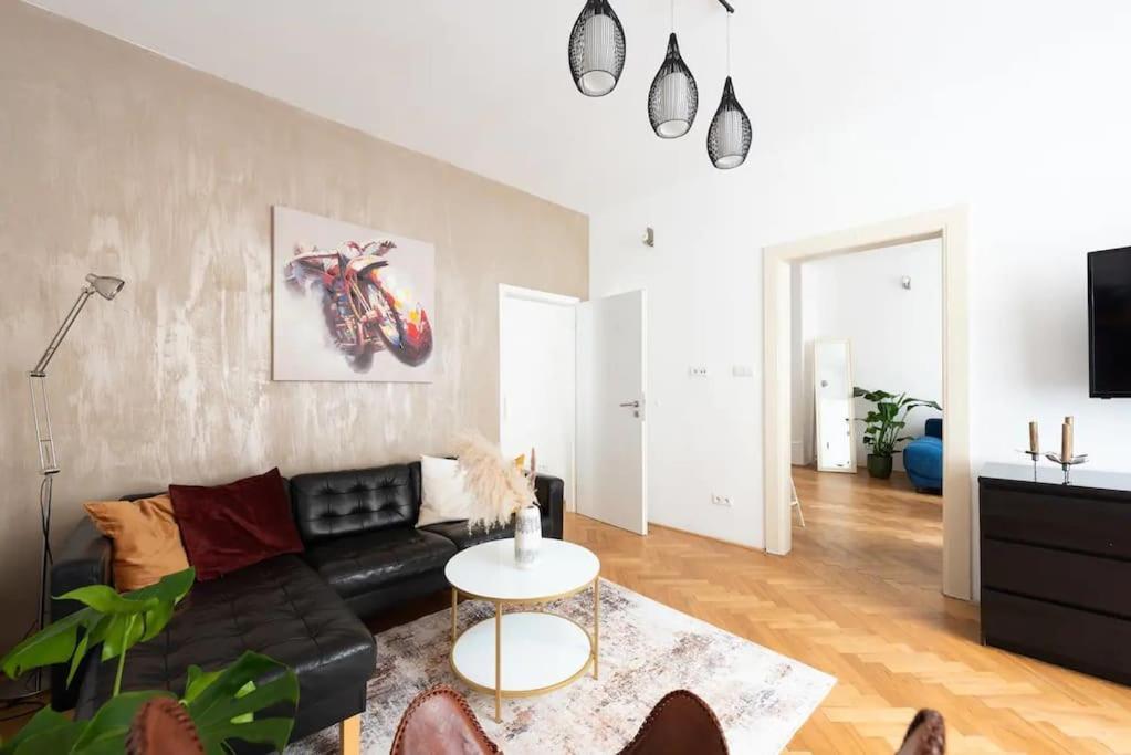 2 Bedrooms Apt Near Wenceslas Sq Prague Exterior photo