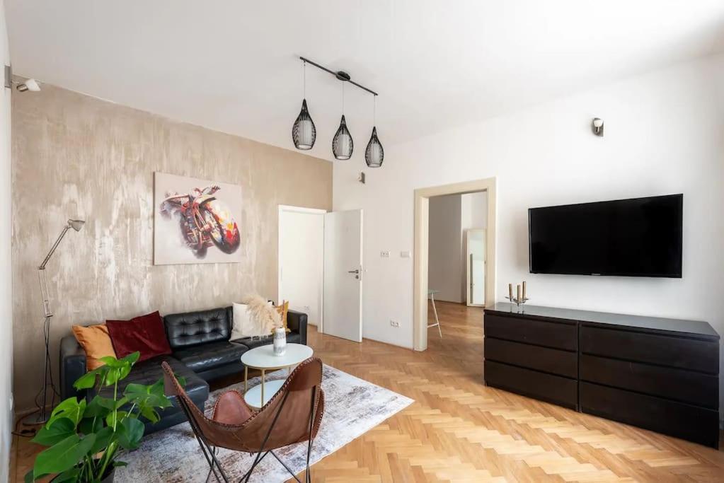 2 Bedrooms Apt Near Wenceslas Sq Prague Exterior photo