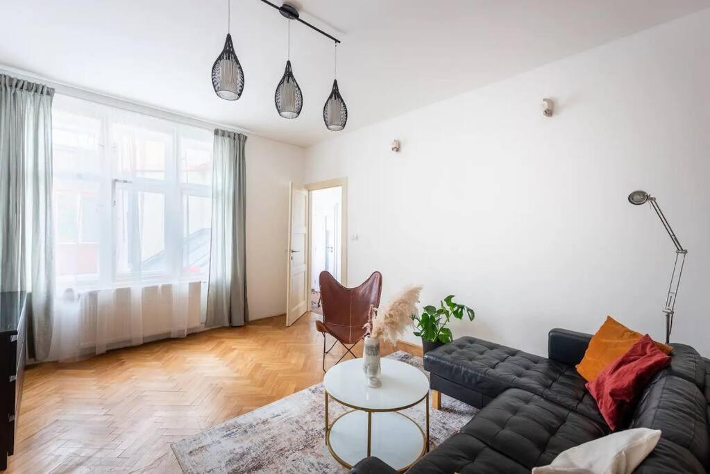 2 Bedrooms Apt Near Wenceslas Sq Prague Exterior photo